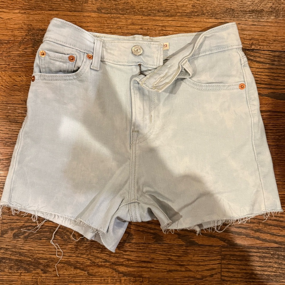 High Rise Light Denim Levi’s Shorts - Picture 2 of 3